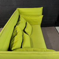 Vitra Alcove Sofa – Kompaktes 2-Sitzer Design-Sofa in Hellgrün