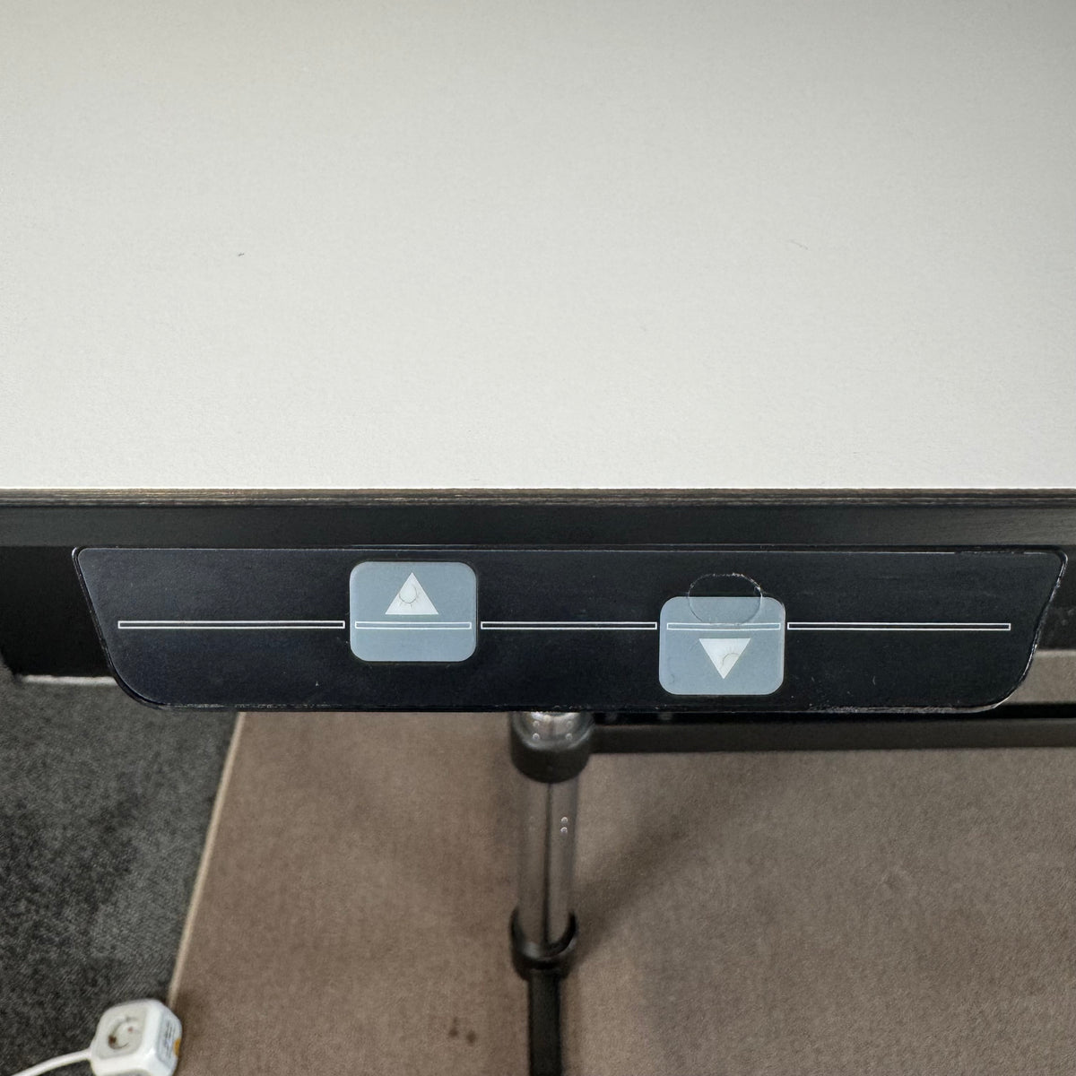 USM Kitos Schreibtisch – elektrisch höhenverstellbar – 179 × 89 cm – Sitz-Steh-Tisch