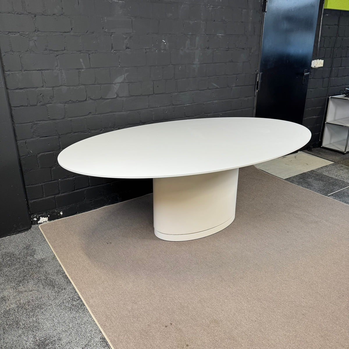 Arco Konferenztisch oval – 210 × 128 cm – Weiß – Design Besprechungstisch