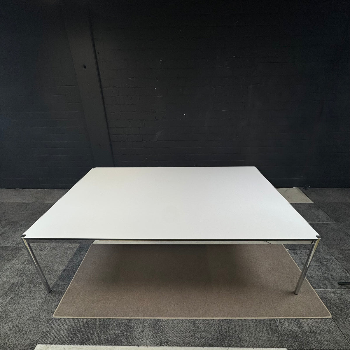 USM Haller Konferenztisch / Besprechungstisch – Weiß – 250 × 150 cm – Chrom
