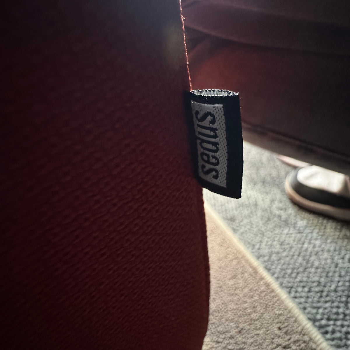 Sedus se:works Lounge-Sitzgruppe in Hellorange / Korallorange – U-Form mit Besprechungstisch
