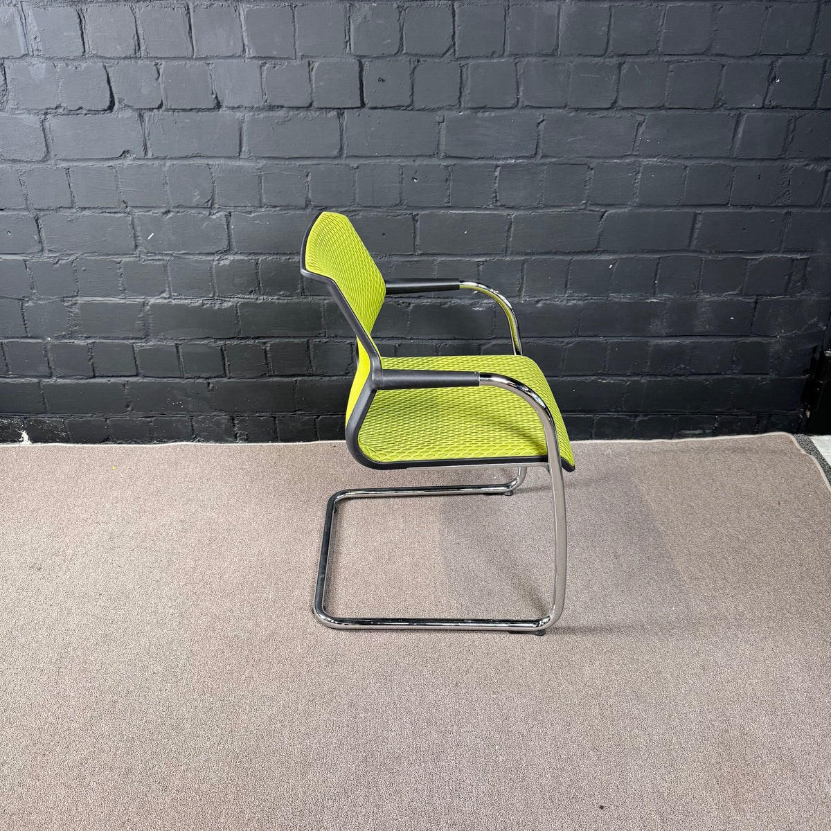 Vitra Visavis 2 Freischwinger mit Armlehnen, Grün