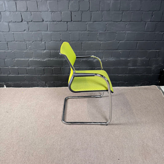 Vitra Visavis 2 Freischwinger mit Armlehnen, Grün