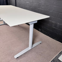 Kinnarps Schreibtisch elektrisch höhenverstellbar 180 × 80 cm – Lichtgrau/Weiß