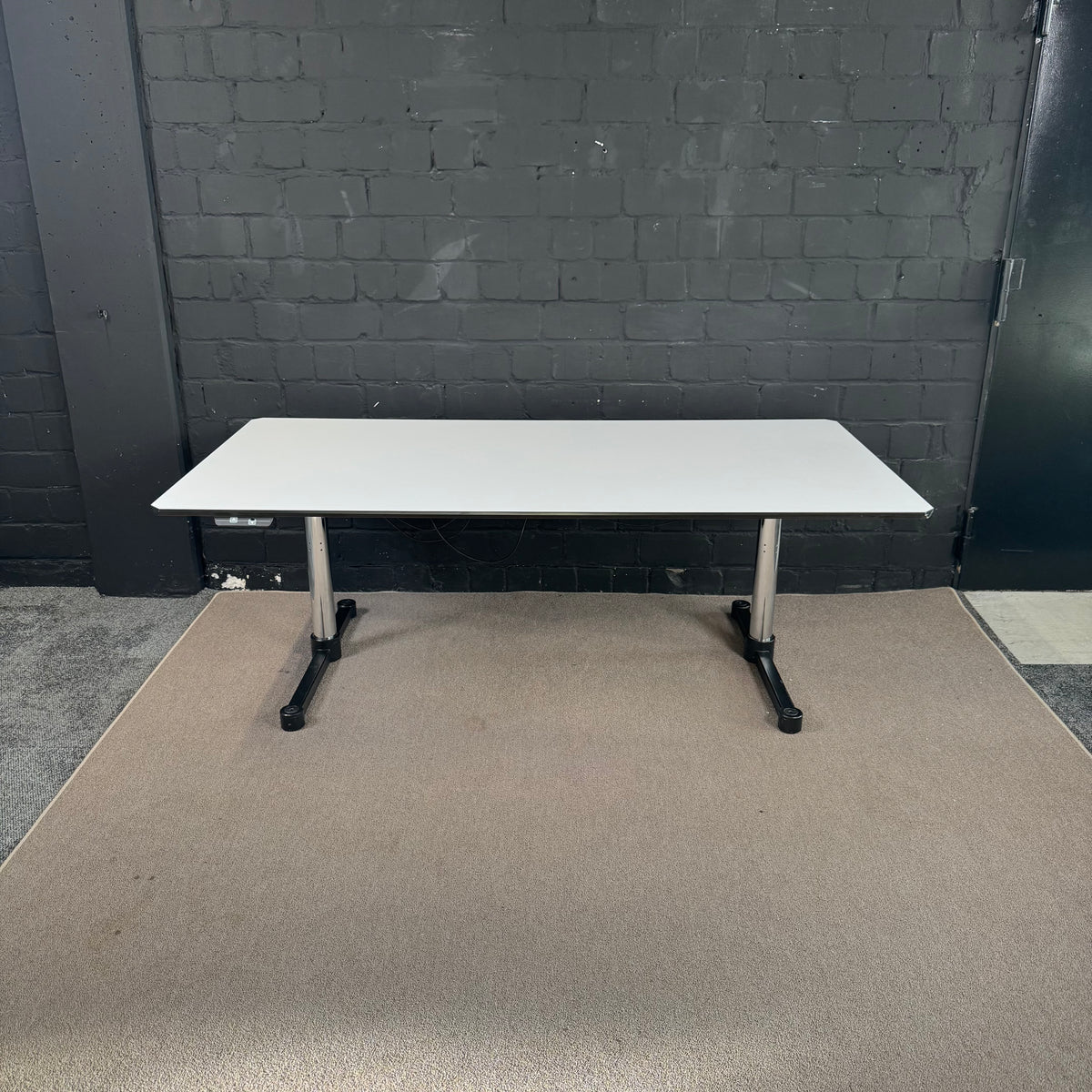 USM Kitos Schreibtisch – elektrisch höhenverstellbar – 179 × 89 cm – Sitz-Steh-Tisch