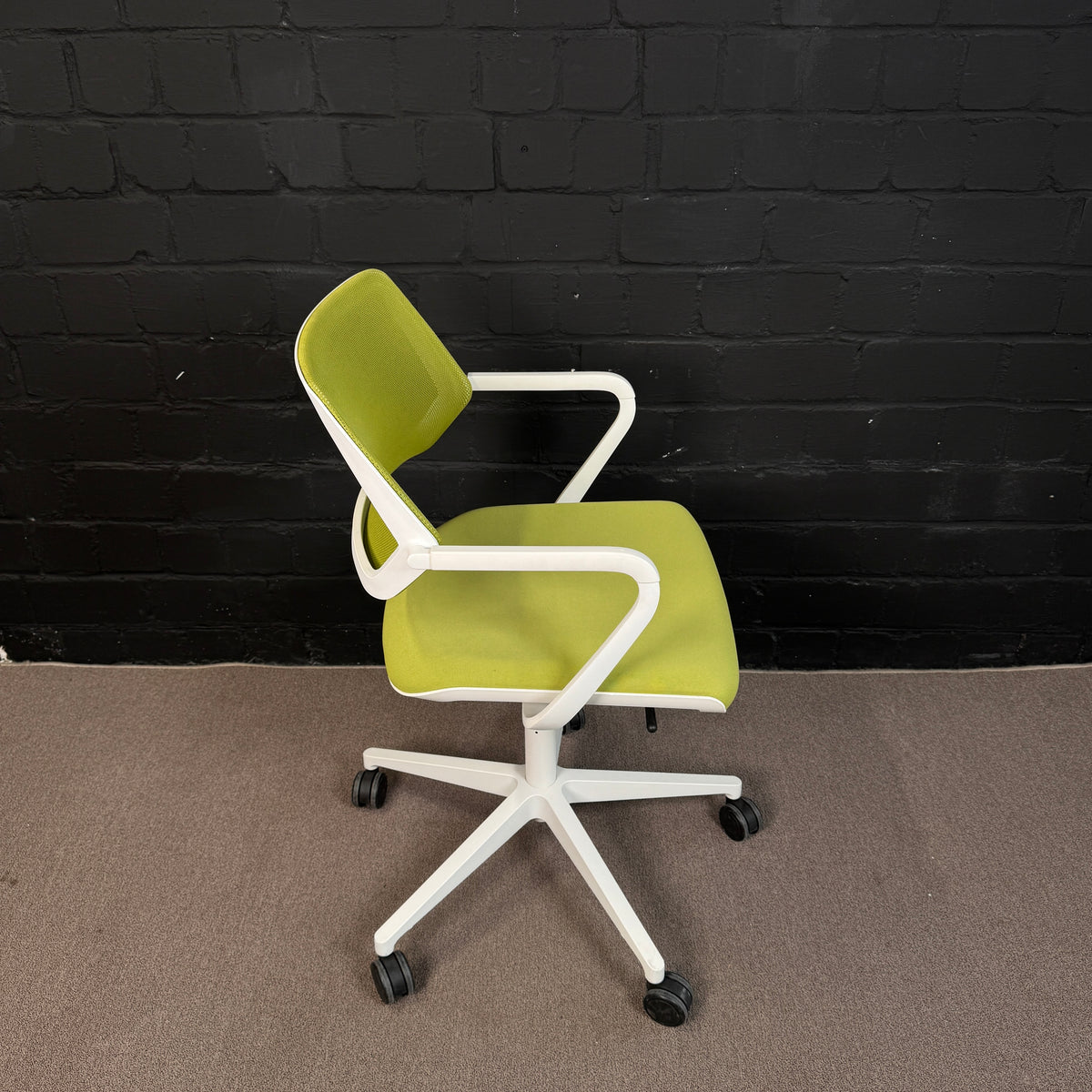 Steelcase QiVi Konferenzstuhl – Ergonomischer Meeting-Drehstuhl grün/weiß