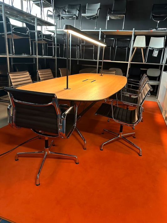 Konferenztisch, 300×130 cm, mit Kabeldurchführung