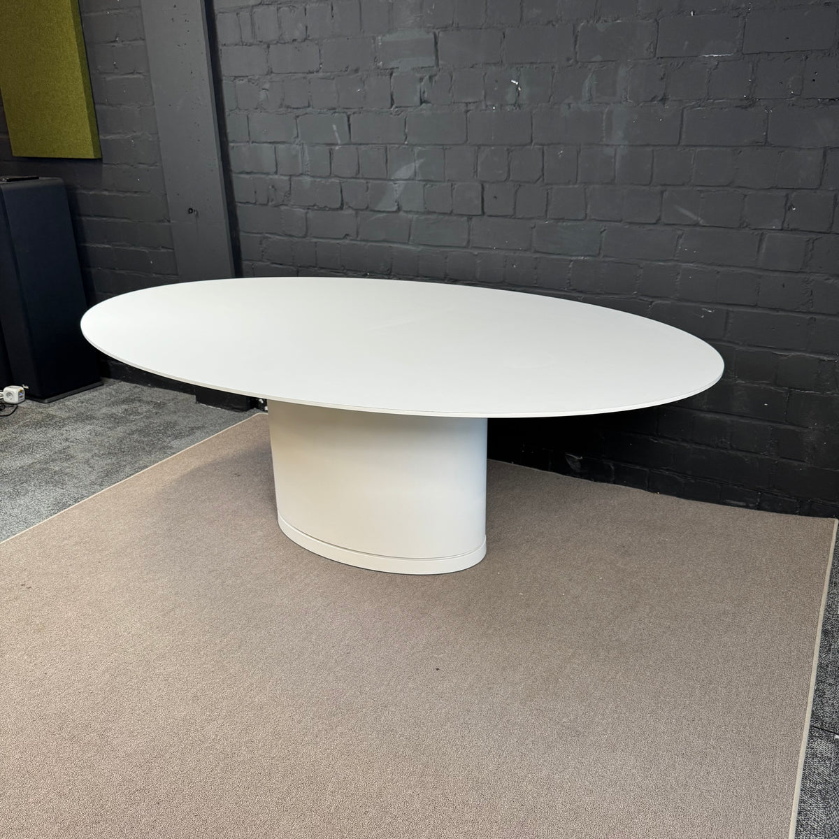Arco Konferenztisch oval – 210 × 128 cm – Weiß – Design Besprechungstisch