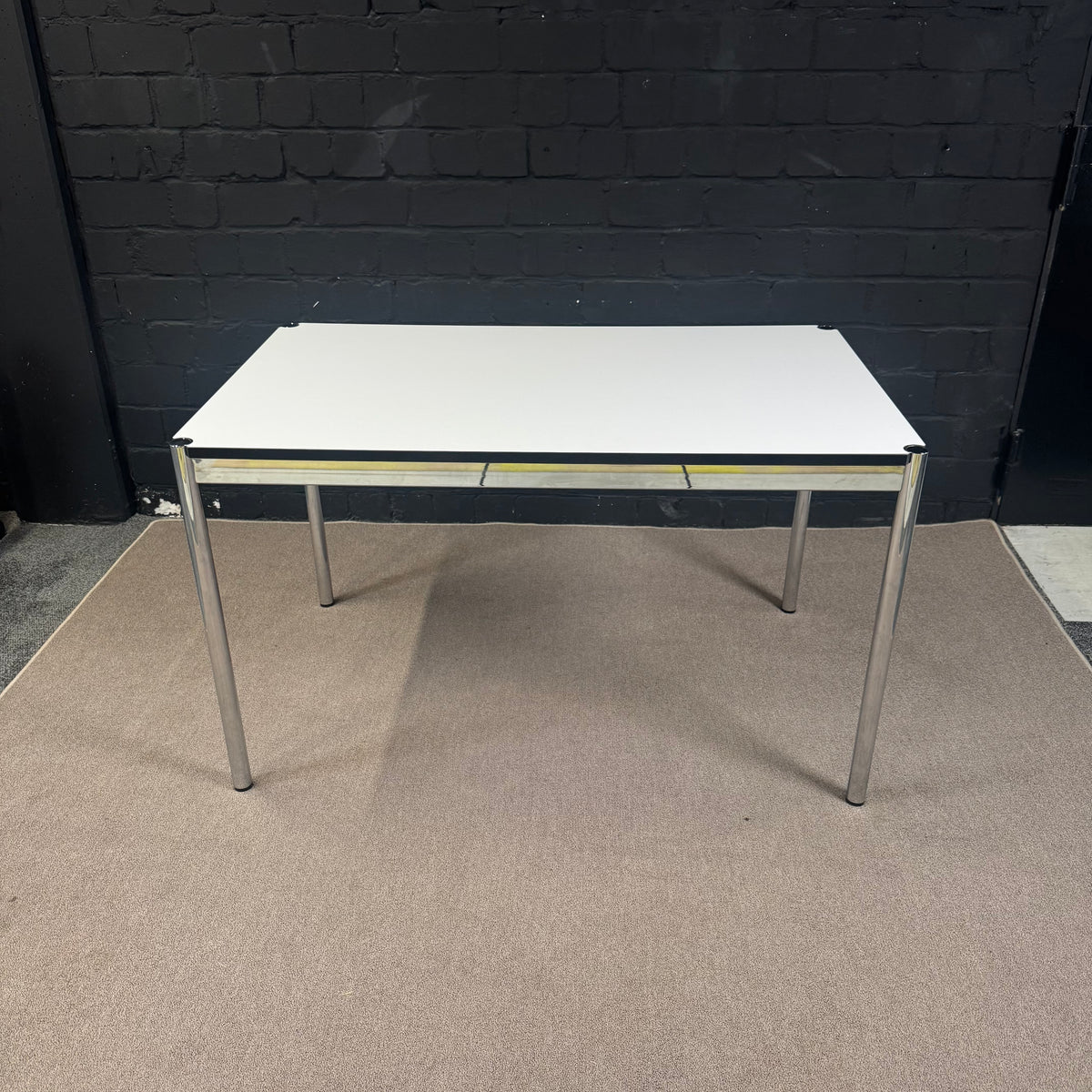 USM Haller Tisch 125 × 75 cm Weiß Chrom – Schreibtisch Bürotisch Designklassiker