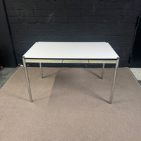 USM Haller Tisch 125 × 75 cm Weiß Chrom – Schreibtisch Bürotisch Designklassiker