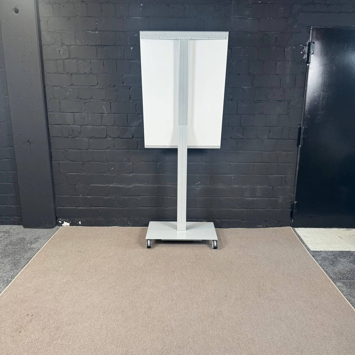 Steelcase mobiles Whiteboard / Präsentationsboard auf Rollen – Weiß / Silber