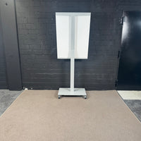 Steelcase mobiles Whiteboard / Präsentationsboard auf Rollen – Weiß / Silber
