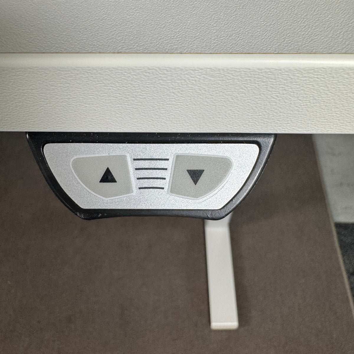 Kinnarps Polaris elektrisch höhenverstellbarer Schreibtisch – Weiß – 180 × 80 cm