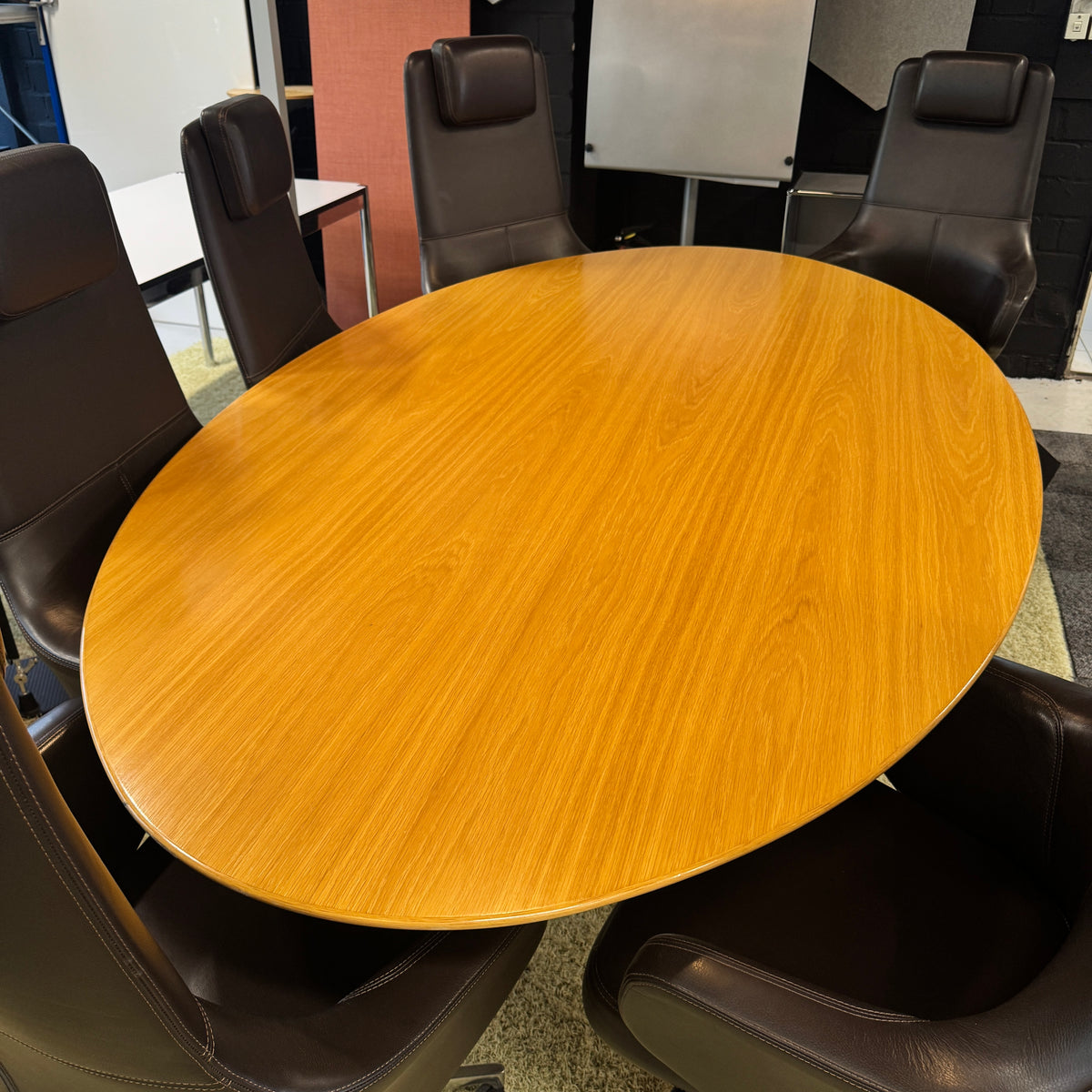 Knoll International Saarinen Ovaler Konferenztisch (Eiche Natur / Weiß)