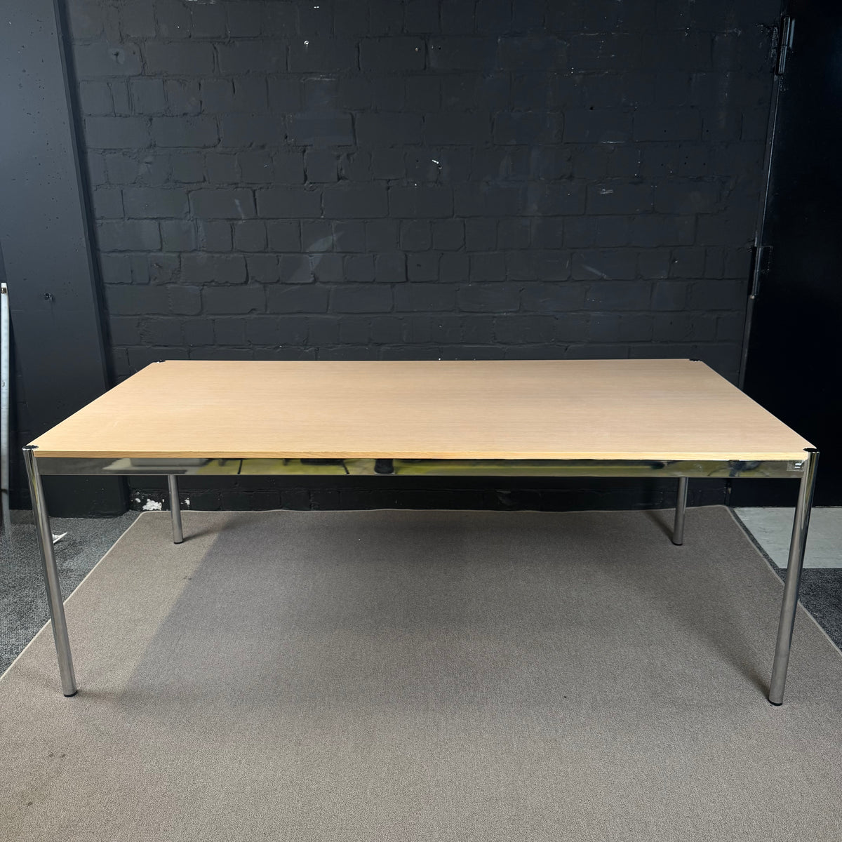 USM Haller Tisch – Klassischer Design-Schreibtisch in Echtholzfurier (Eiche)