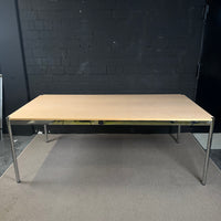 USM Haller Tisch – Klassischer Design-Schreibtisch in Echtholzfurier (Eiche)