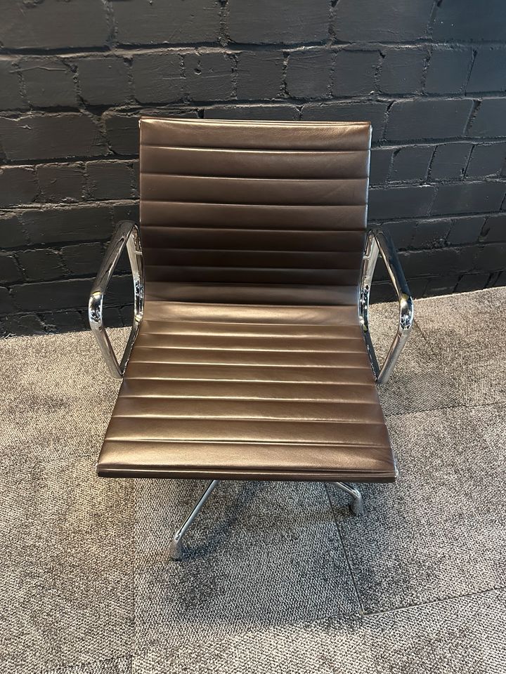 Alu Chair EA 108 Leder Braun