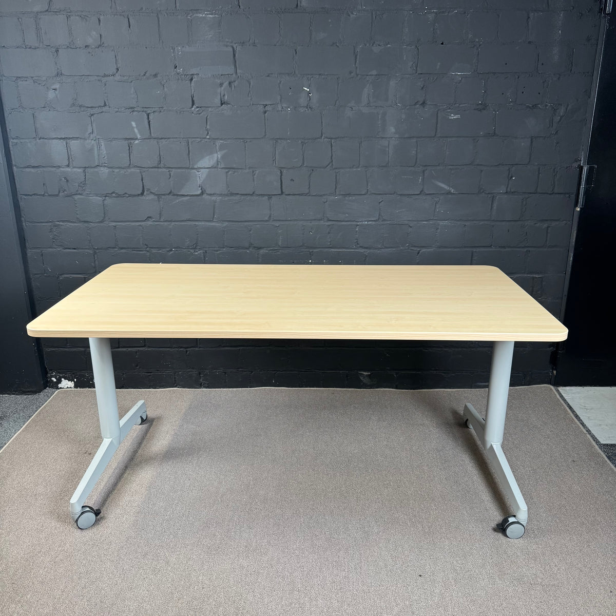 Steelcase FlipTop Twin (160 x 80 x 74 cm) – Mobiler Konferenz- und Schulungstisch in Ahorn