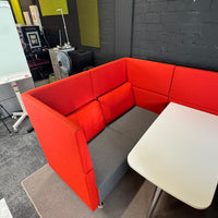 Sedus se:works Lounge-Sitzgruppe in Hellorange / Korallorange – U-Form mit Besprechungstisch