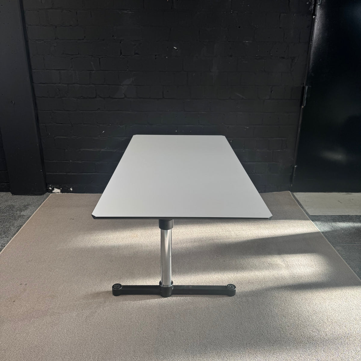 USM Kitos Schreibtisch – elektrisch höhenverstellbar – 179 × 89 cm – Sitz-Steh-Tisch