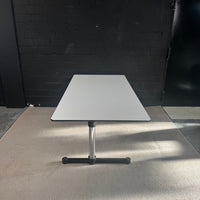USM Kitos Schreibtisch – elektrisch höhenverstellbar – 179 × 89 cm – Sitz-Steh-Tisch