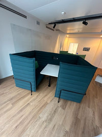 Vitra Alcove Highback Work Sofa mit Tisch türkis