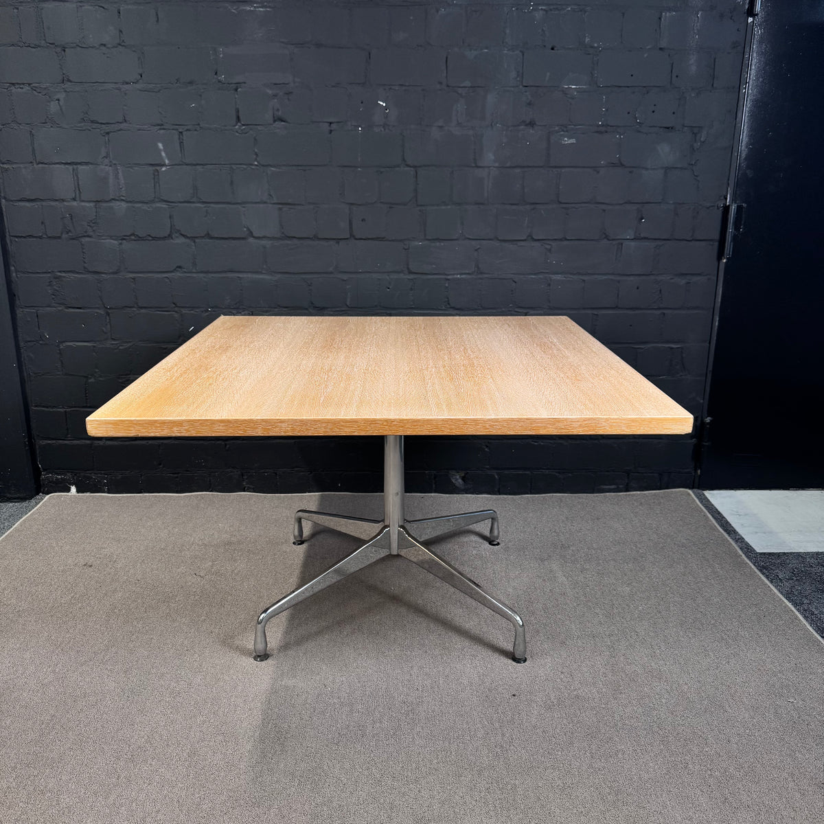 Vitra Eames Contract Table – Quadratischer Design-Tisch mit heller Holzplatte