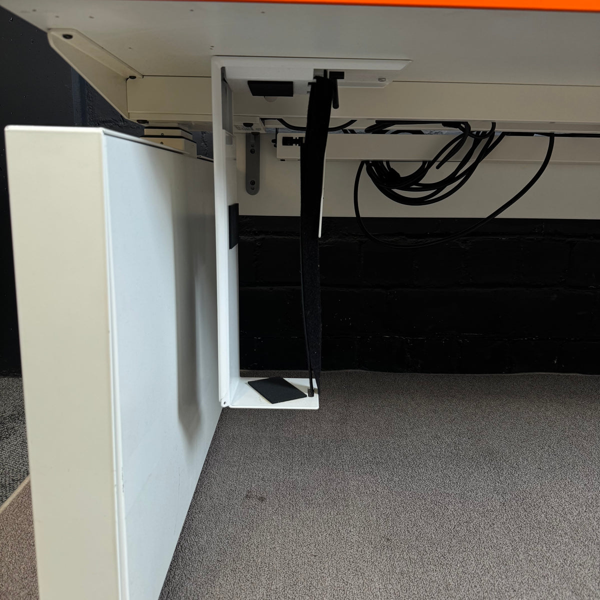 Ahrend Schreibtisch – Design-Arbeitstisch mit Wangengestell und oranger Akzentkante (Größere Ausführung))