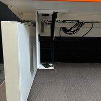 Ahrend Schreibtisch – Design-Arbeitstisch mit Wangengestell und oranger Akzentkante (Größere Ausführung))