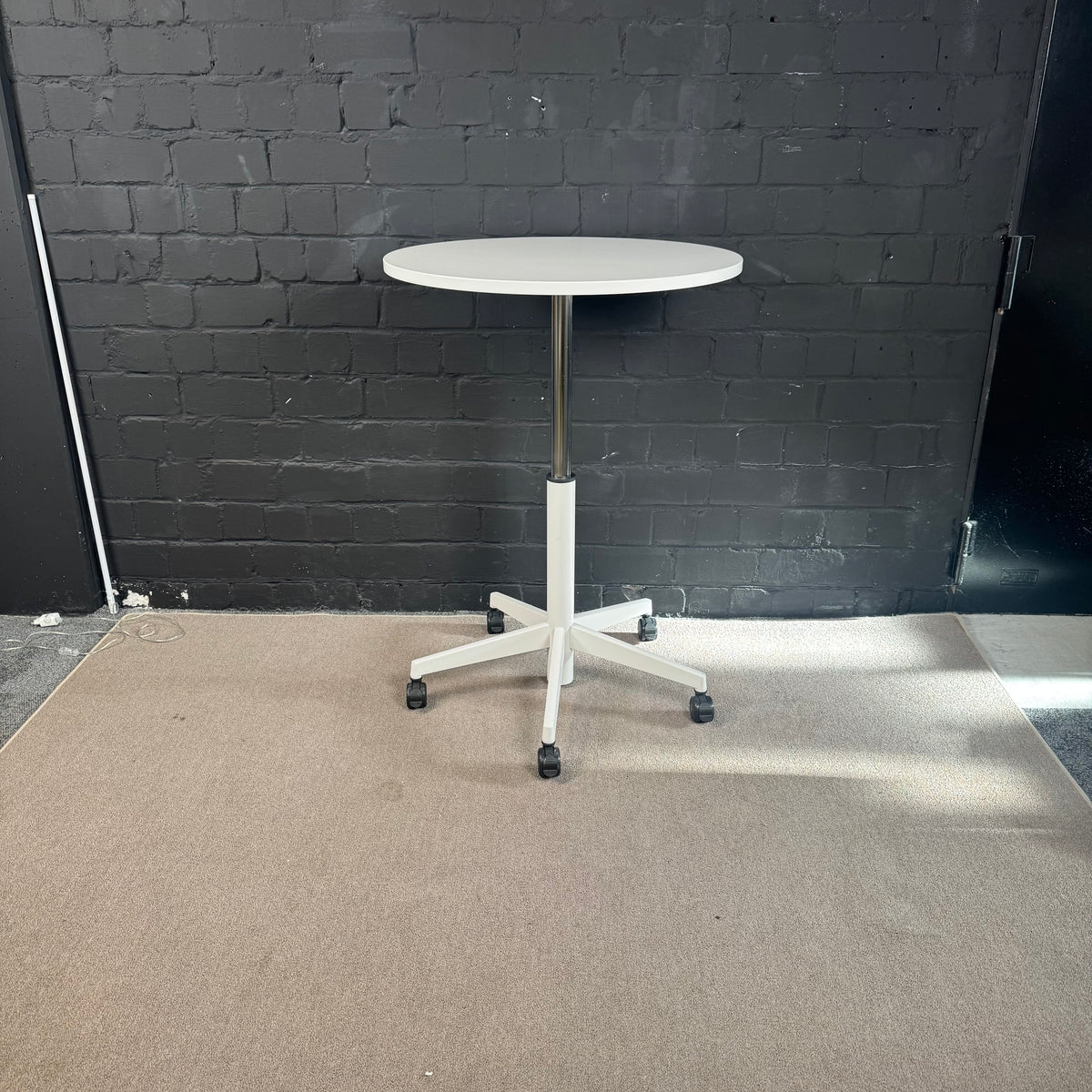 Steelcase höhenverstellbarer Stehtisch / Besprechungstisch – Ø 80 cm – Weiß – Rollbar