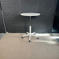 Steelcase höhenverstellbarer Stehtisch / Besprechungstisch – Ø 80 cm – Weiß – Rollbar