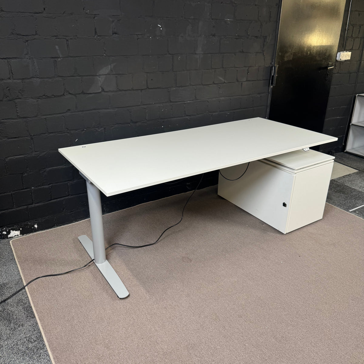 Elektrisch höhenverstellbarer Schreibtisch 180 × 80 cm – Weiß/Silber – 70–118 cm