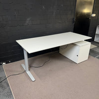 Elektrisch höhenverstellbarer Schreibtisch 180 × 80 cm – Weiß/Silber – 70–118 cm