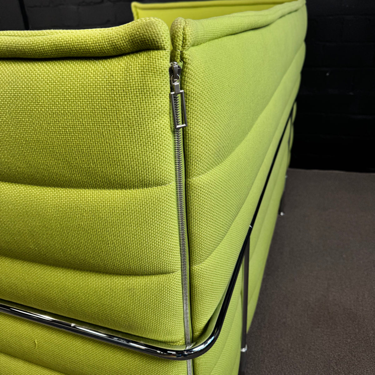 Vitra Alcove Sofa – Kompaktes 2-Sitzer Design-Sofa in Hellgrün