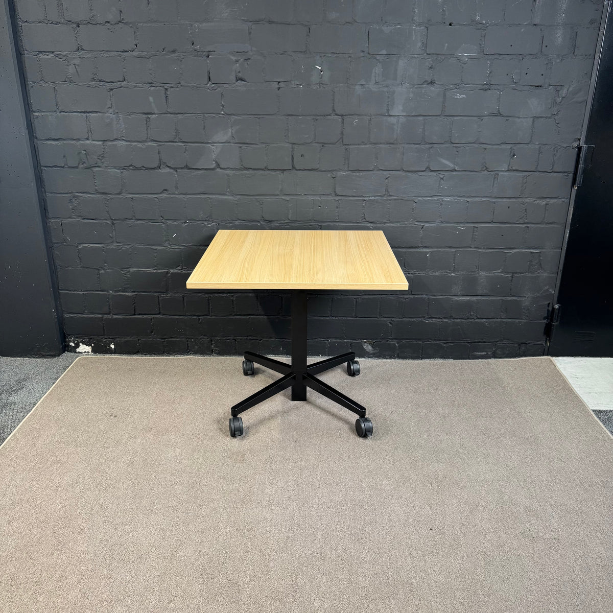 ASSMANN Mobiler Stehtisch – Höhenverstellbar 72–115 cm – Holzoptik – Schwarz – Auf Rollen