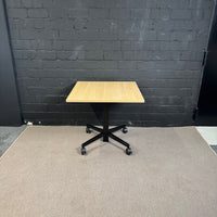 ASSMANN Mobiler Stehtisch – Höhenverstellbar 72–115 cm – Holzoptik – Schwarz – Auf Rollen