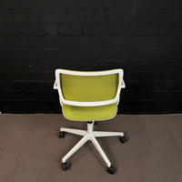 Steelcase QiVi Konferenzstuhl – Ergonomischer Meeting-Drehstuhl grün/weiß