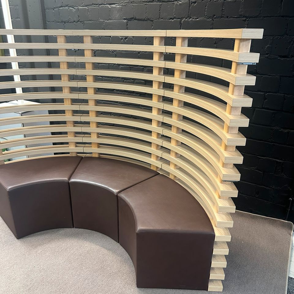 Große Design-Lounge-Sitzbank / Polsterbank mit Holz-Rückwand
