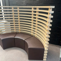 Große Design-Lounge-Sitzbank / Polsterbank mit Holz-Rückwand