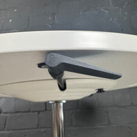 Steelcase höhenverstellbarer Stehtisch / Besprechungstisch – Ø 80 cm – Weiß – Rollbar