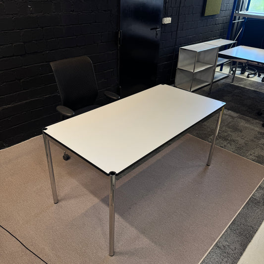 Arbeitsplatz-Paket DESIGN: USM Haller Tisch + Vitra Stuhl