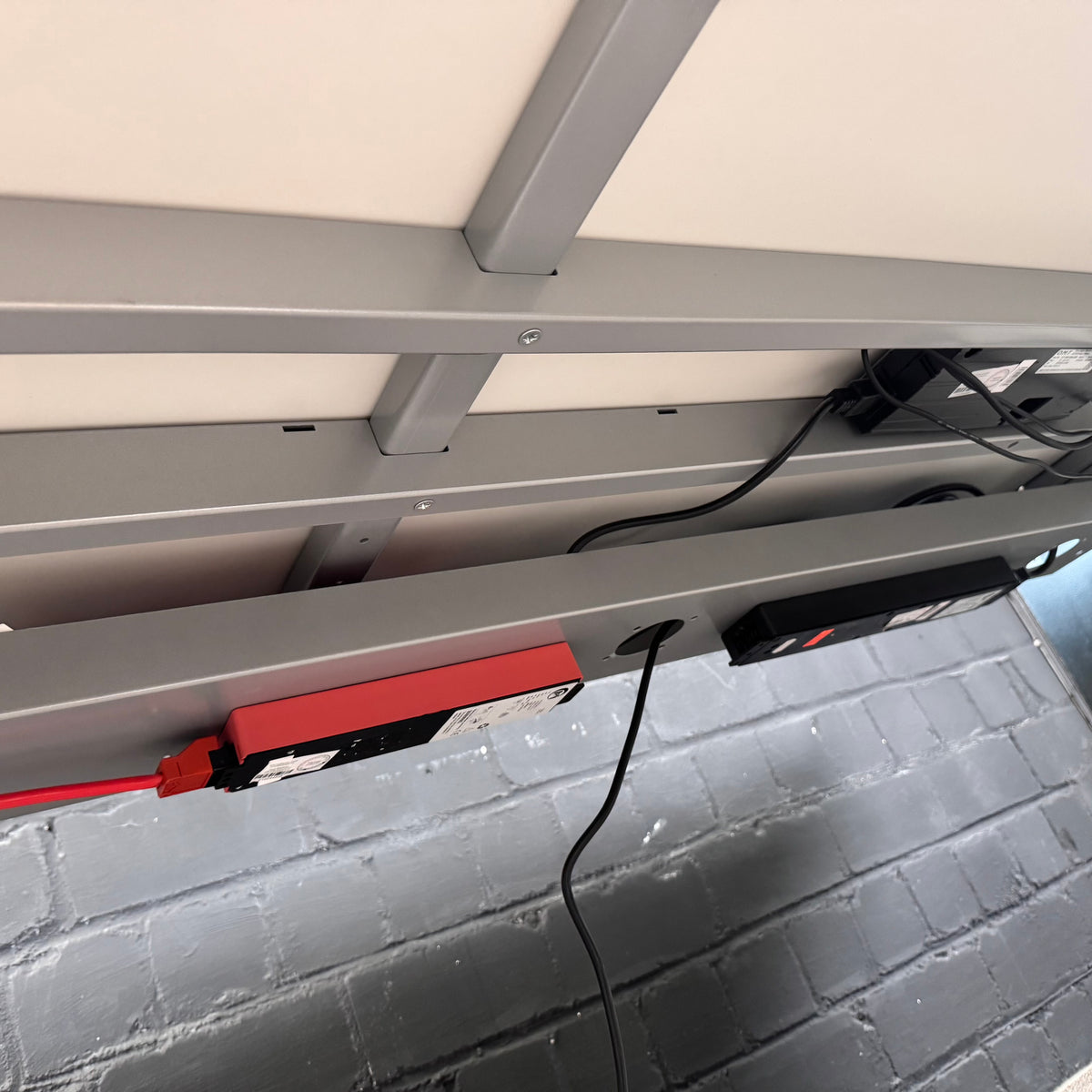 Kinnarps Schreibtisch elektrisch höhenverstellbar 180 × 80 cm – Lichtgrau/Weiß