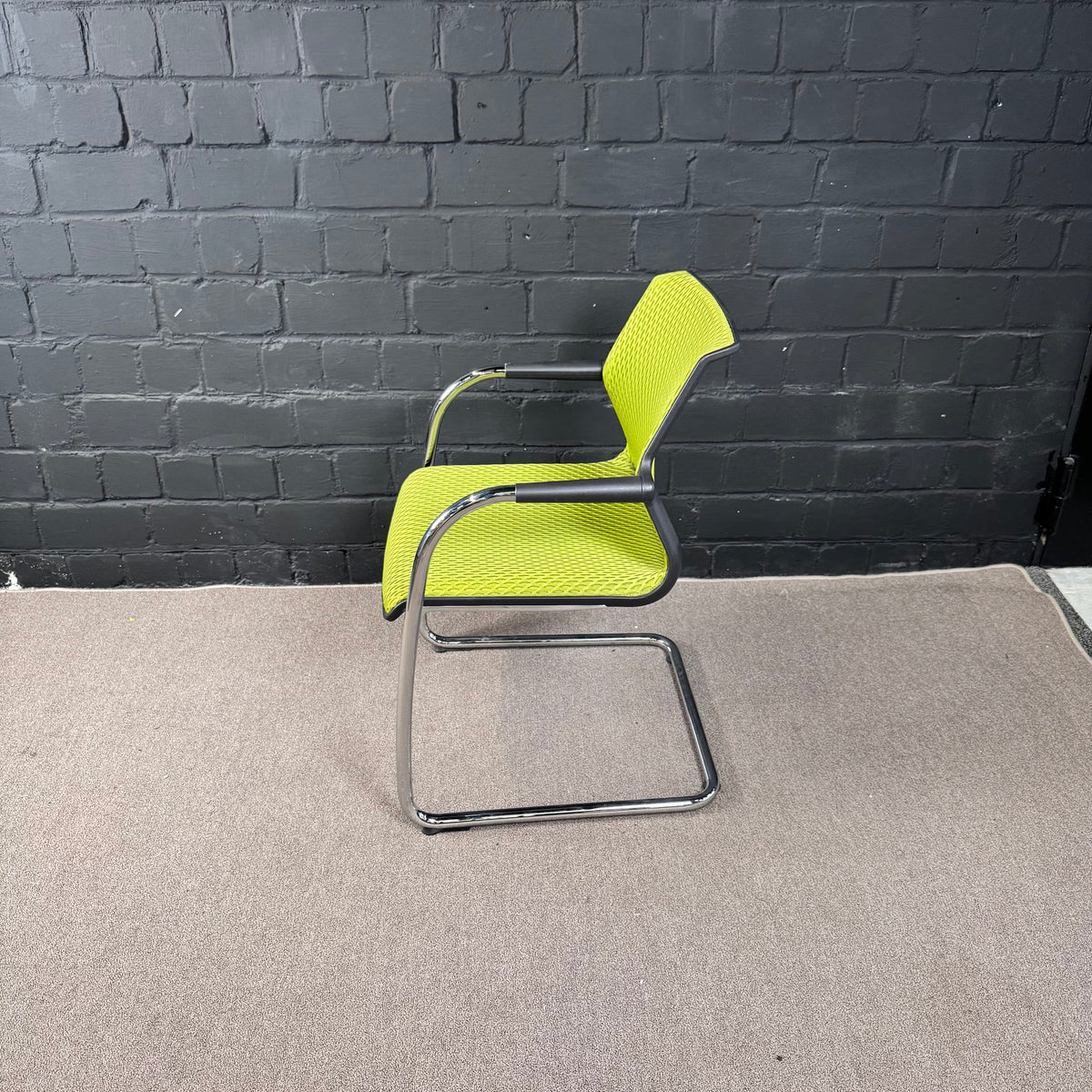 Vitra Visavis 2 Freischwinger mit Armlehnen, Grün