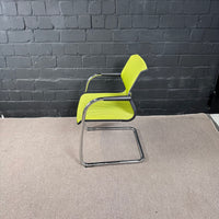 Vitra Visavis 2 Freischwinger mit Armlehnen, Grün