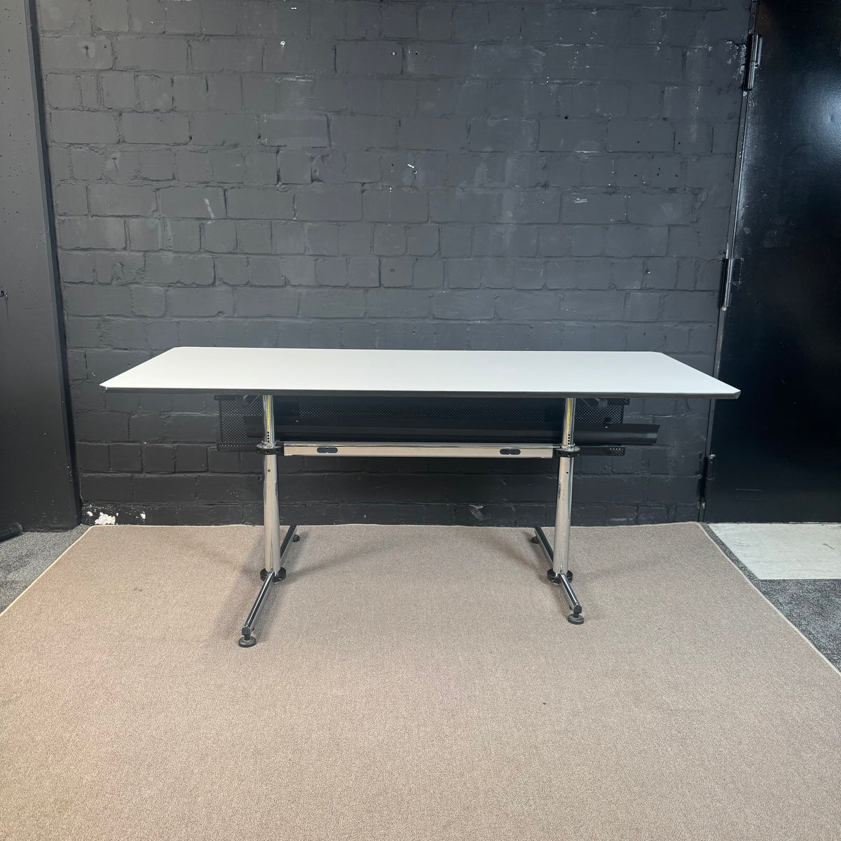 USM Kitos Schreibtisch 175 × 75 cm – Weiß / Chrom