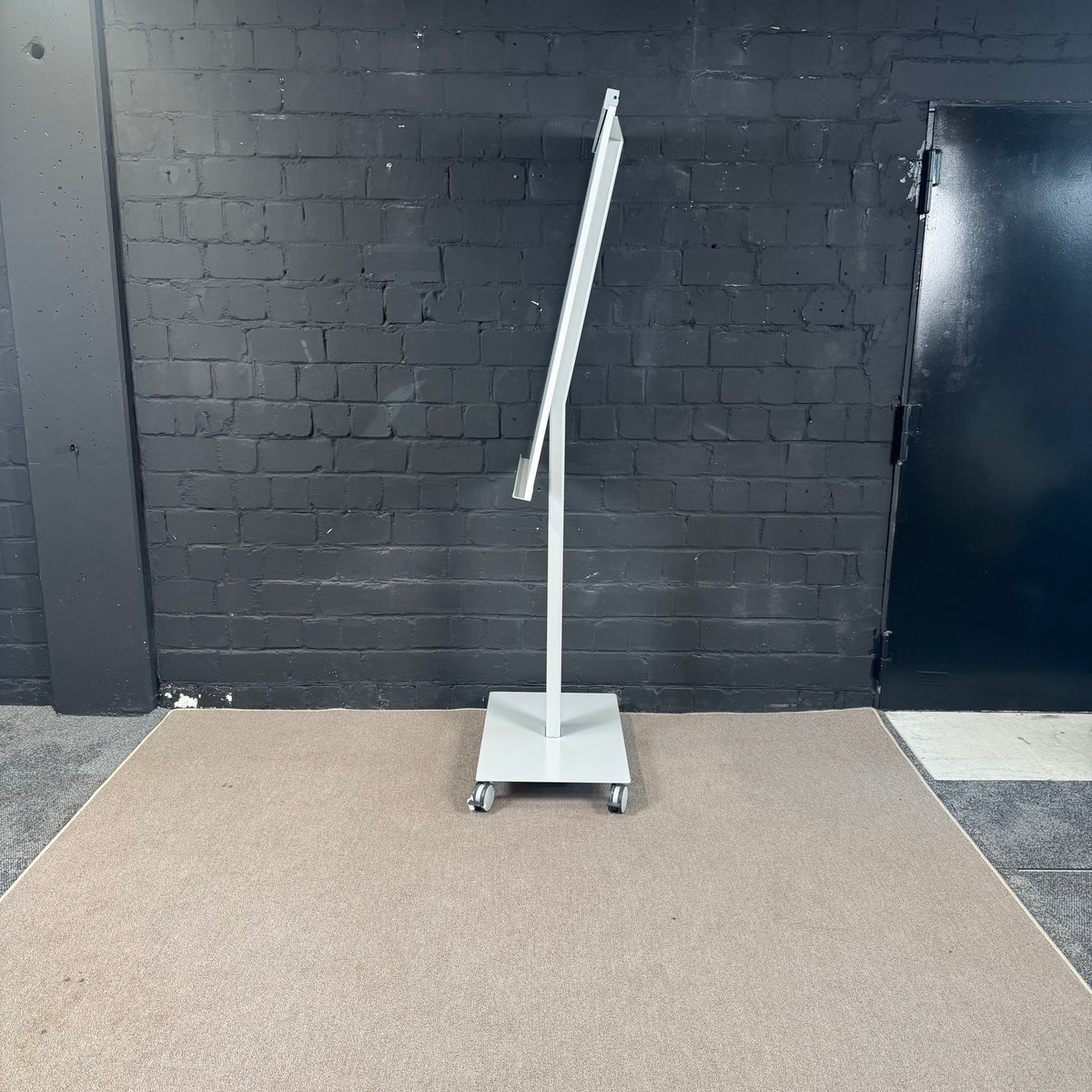 Steelcase mobiles Whiteboard / Präsentationsboard auf Rollen – Weiß / Silber