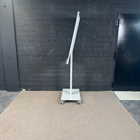 Steelcase mobiles Whiteboard / Präsentationsboard auf Rollen – Weiß / Silber
