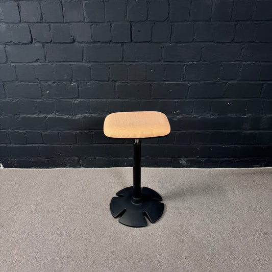 Steelcase B-Free Sit Stehhilfe, höhenverstellbar, Apricot