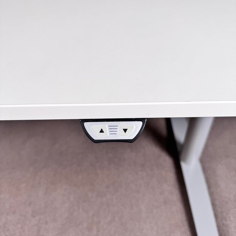Kinnarps Schreibtisch elektrisch höhenverstellbar 180 × 80 cm – Lichtgrau/Weiß