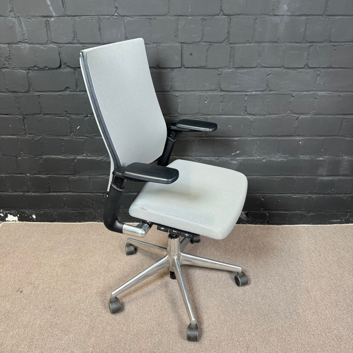 Ahrend Office Set – Elektrischer Steh-Sitz-Schreibtisch und Bürodrehstuhl